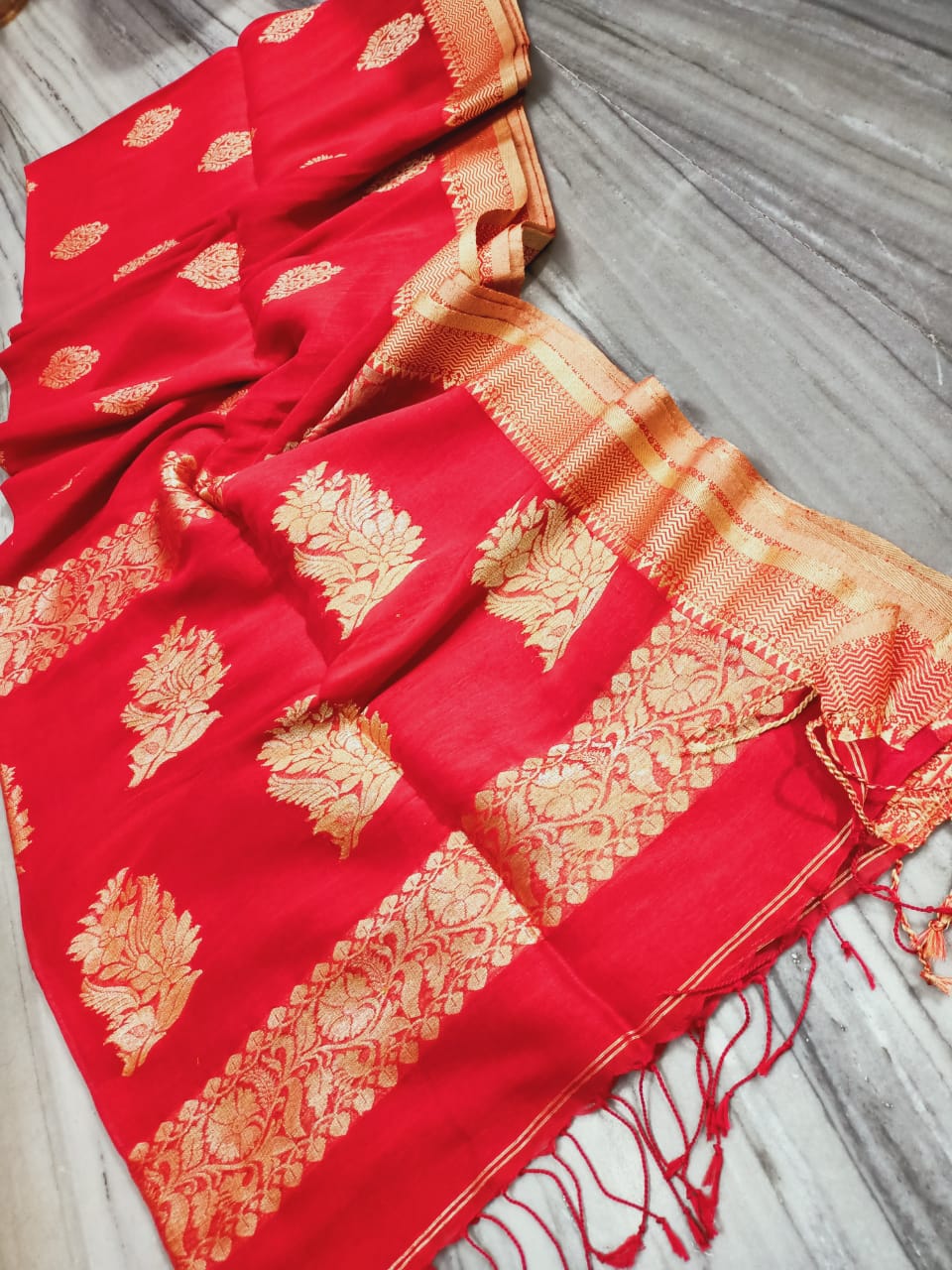 Red and White Handloom plain Linen Saree With Zari Border - Loomfolks